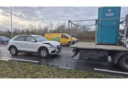 Personenauto botst achterop vrachtwagen op N197 bij Velsen-Noord