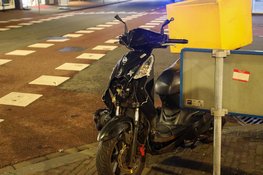 Schade na aanrijding tussen bezorgscooter en auto in Beverwijk