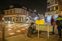 Schade na aanrijding tussen bezorgscooter en auto in Beverwijk