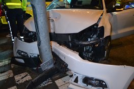 Auto botst tegen lantaarnpaal in Heemskerk