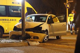 Auto botst tegen lantaarnpaal in Heemskerk