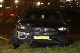 Automobilist vliegt uit bocht en ramt lantaarnpaal