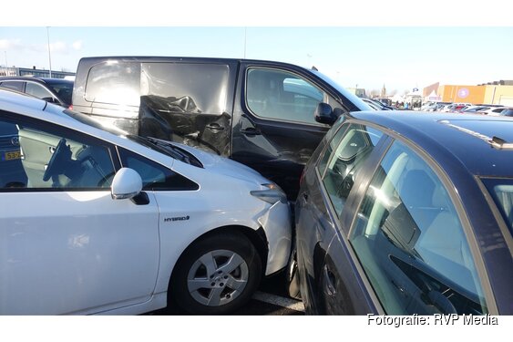 Auto botst op geparkeerde voertuigen in Beverwijk