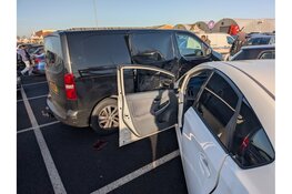 Auto botst op geparkeerde voertuigen in Beverwijk