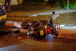 Scooterrijder botst frontaal op afslaande auto