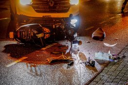 Scooterrijder botst frontaal op afslaande auto