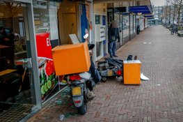 Scooter schiet door raam van eethuis na aanrijding met auto in Heemskerk