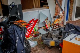 Scooter schiet door raam van eethuis na aanrijding met auto in Heemskerk