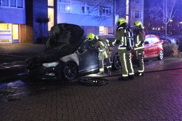 Taxi vliegt in brand in Haarlemse Schalkwijk