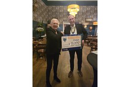 Rotaryclub IJmond reikt cheque van € 5000 uit aan Stichting Kind en Brandwond