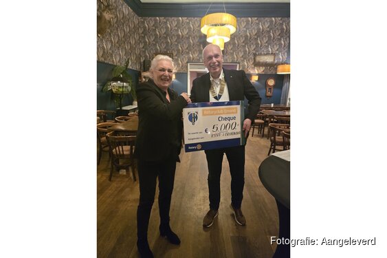 Rotaryclub IJmond reikt cheque van € 5000 uit aan Stichting Kind en Brandwond