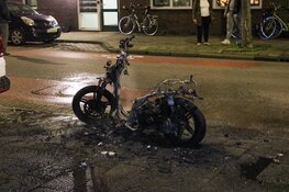 Scooter volledig in brand op stoep in Haarlem