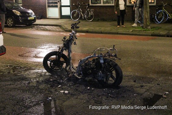 Scooter volledig in brand op stoep in Haarlem