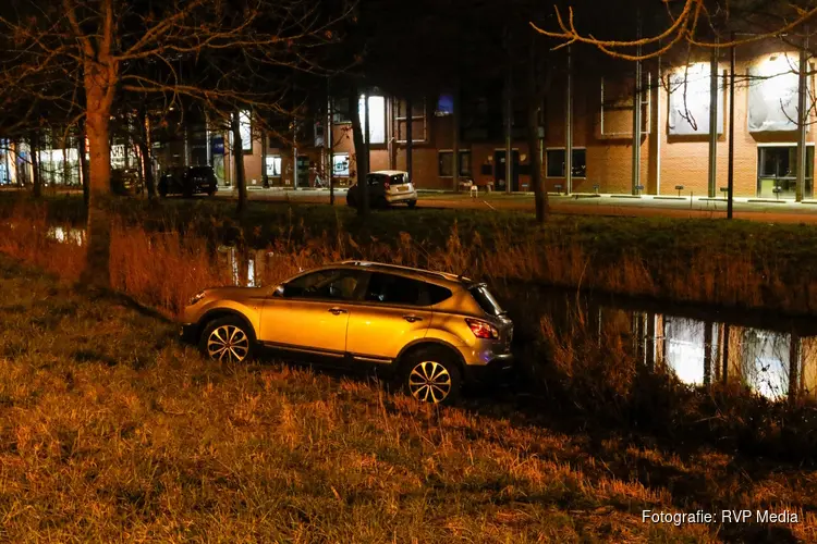 Automobilist belandt bijna in sloot na invoegactie