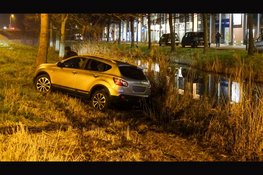 Automobilist belandt bijna in sloot na invoegactie