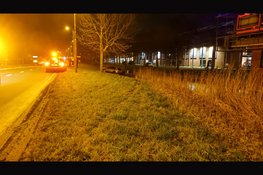 Automobilist belandt bijna in sloot na invoegactie