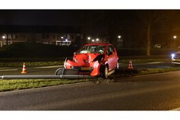 Automobilist botst tegen lantaarnpaal in Heemskerk