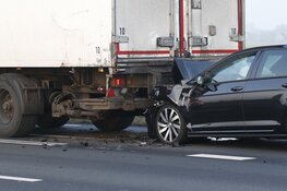 Automobilist botst achterop vrachtwagen op N203