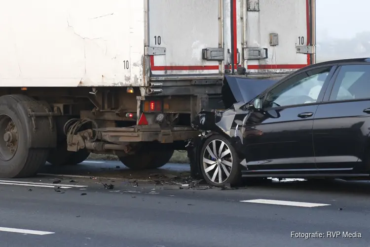 Automobilist botst achterop vrachtwagen op N203