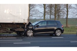 Automobilist botst achterop vrachtwagen op N203