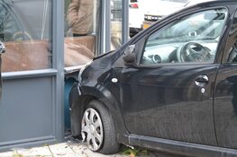 Automobilist botst tegen gevel van restaurant in Heemskerk