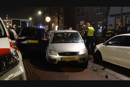 Automobilist rijdt door afzetting in Castricum en botst op meerdere auto's