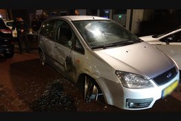 Automobilist rijdt door afzetting in Castricum en botst op meerdere auto's