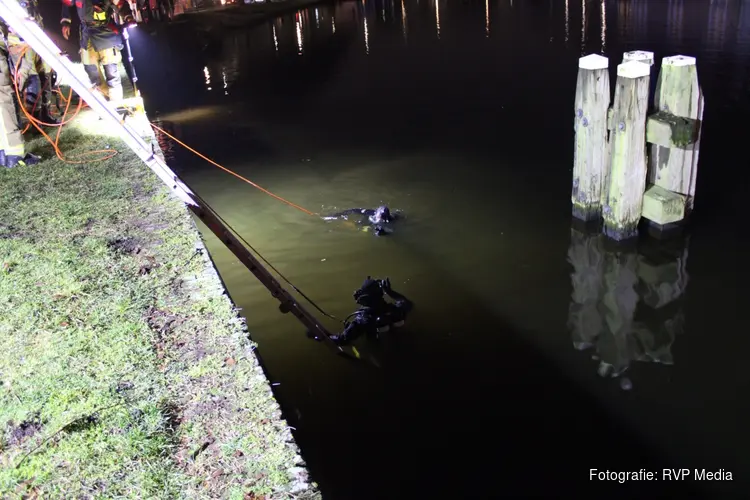 Auto belandt in het Spaarne