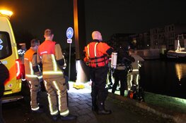 Auto belandt in het Spaarne