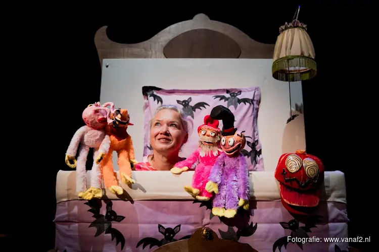 Elke avond rond de klok van acht uur kruipt er onder Fiep’s bed een heel gek figuur