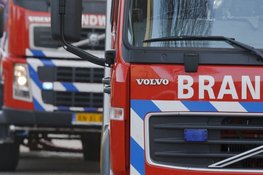 Brandweerauto rijdt door roldeur in Heemskerk