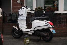 Scooterrijder botst tegen afslaande auto in Heemstede