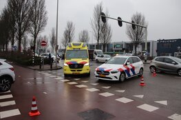 Scooterrijder botst tegen afslaande auto in Heemstede