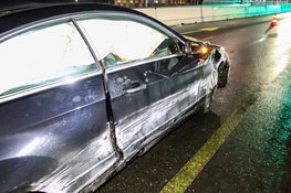 Auto botst tegen afzetting op N201