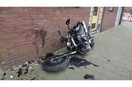 Motorrijder botst tegen muur in Velsen-Noord
