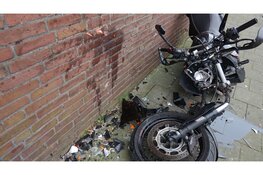 Motorrijder botst tegen muur in Velsen-Noord