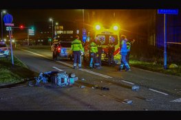 Twee zwaargewonden bij aanrijding met scooter en auto