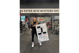 HYROX-trainster Bonny Bastian zet topprestatie neer in Nice