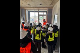 Basisschoolleerlingen nemen kijkje op bouwplaats Rootz in Schalkwijk Haarlem