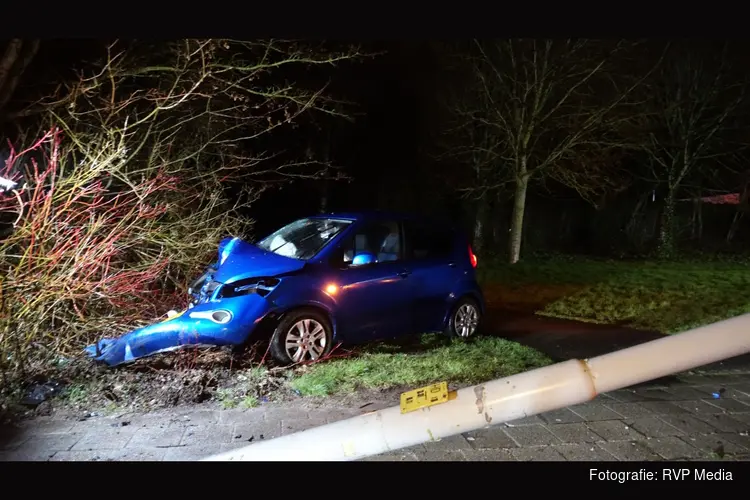 Rijbewijs ingevorderd na aanrijding tegen lantaarnpaal