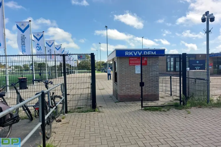 DEM hekkensluiter af na winst op Kampong