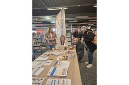 Velison Wonen en Woningbedrijf Velsen in gesprek met senioren tijdens Seniorenmarkt in IJmuiden