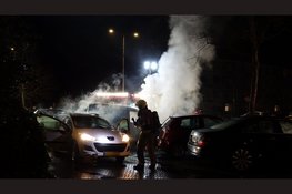Bestelbus en personenauto in lichterlaaie in Heemskerk