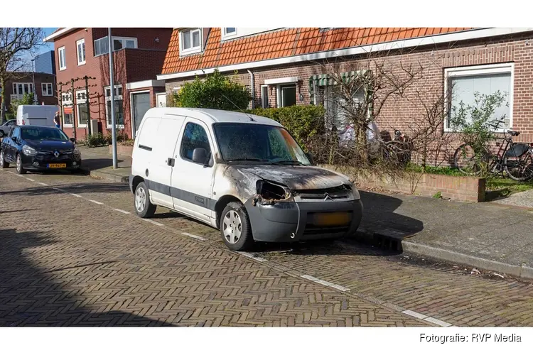 Voorkant van busje uitgebrand op de Eikenstraat in Haarlem
