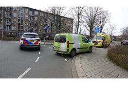 Fietser gewond na aanrijding met auto op rotonde