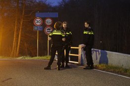 Voertuig gezonken aan de Leidsevaart in Bennebroek