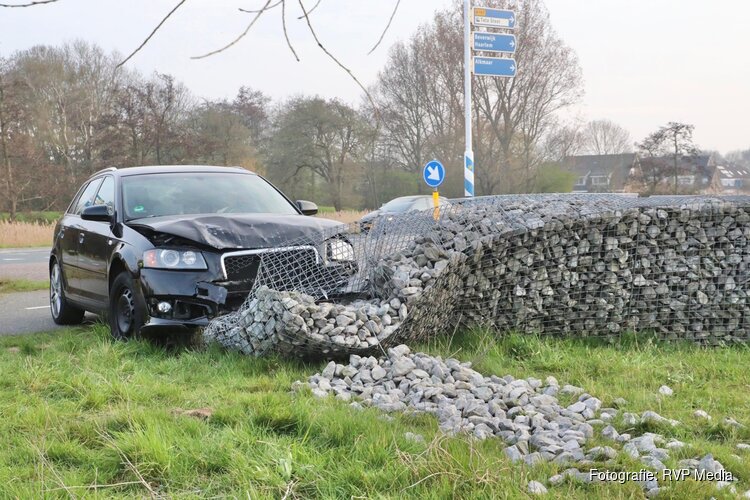 Auto rijdt door muurtje in Heemskerk, persoon aangehouden