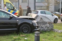 Auto rijdt door muurtje in Heemskerk, persoon aangehouden