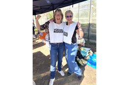 Vrijwilligers delen 2000 kilo geredde aardappelen uit in de stad