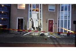 Auto botst tegen woning en veroorzaakt veel schade